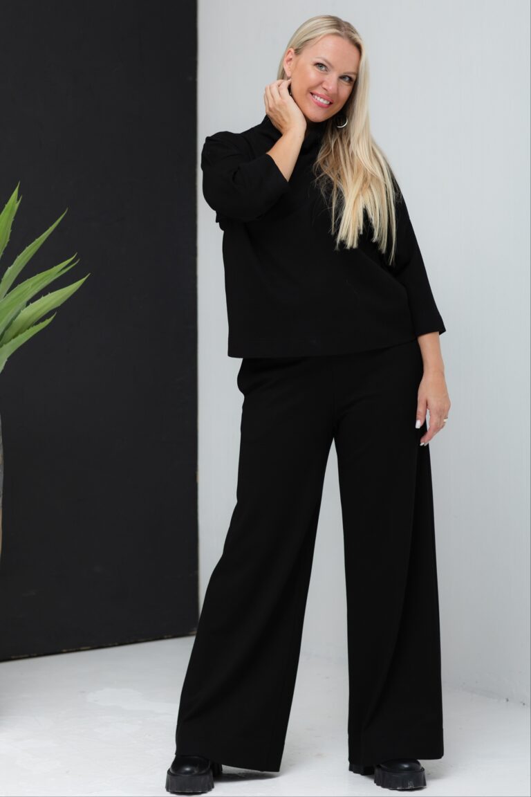 Straight black trousers Kumori+black viscose blouse Kumori