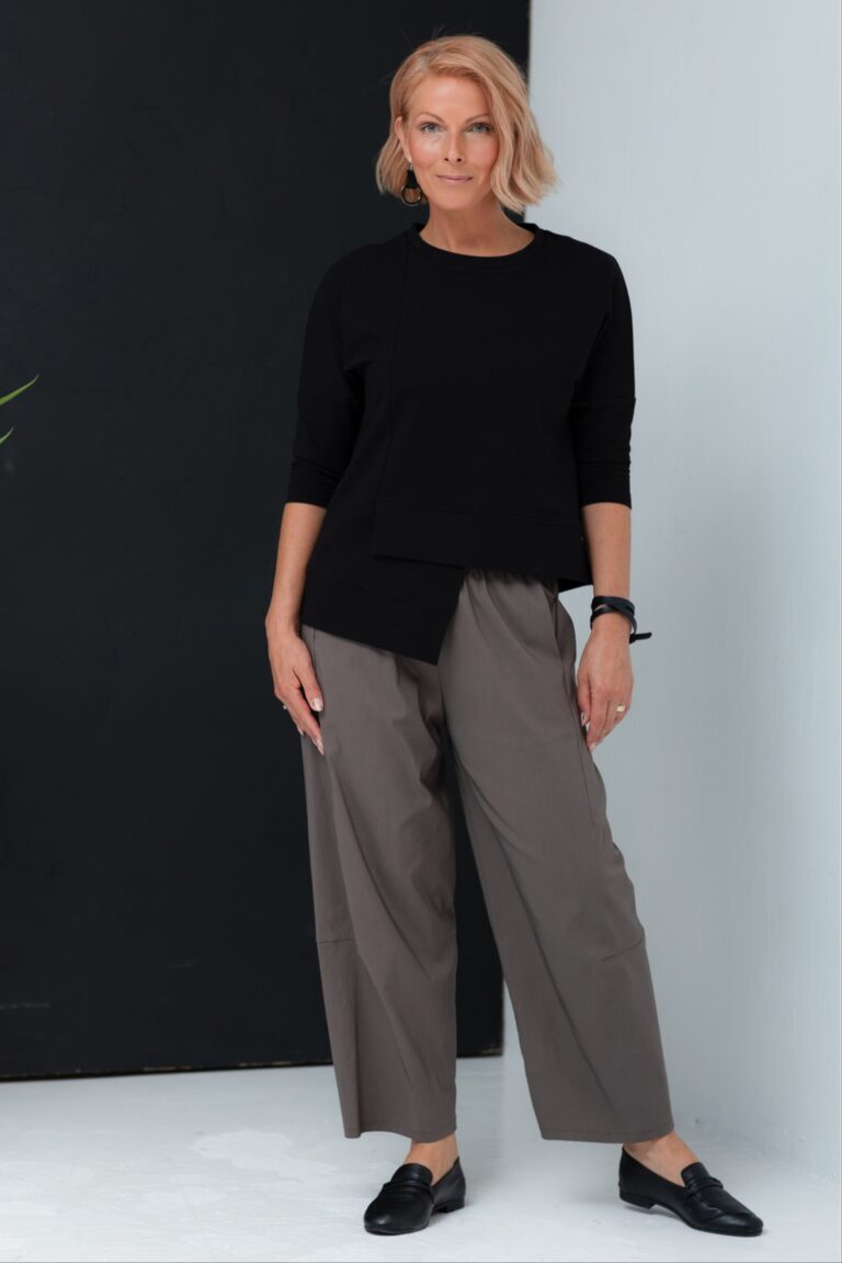 Black blouse Ifuku and wide trousers Miru urban taupe