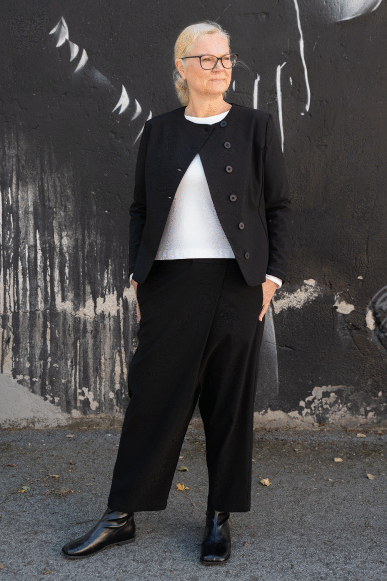 Black pants Yori and jacket Fukumu