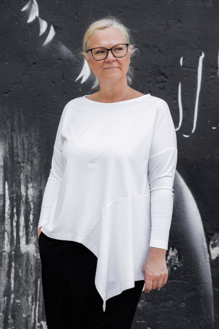 Dozo blouse with asymmetric flounce, white