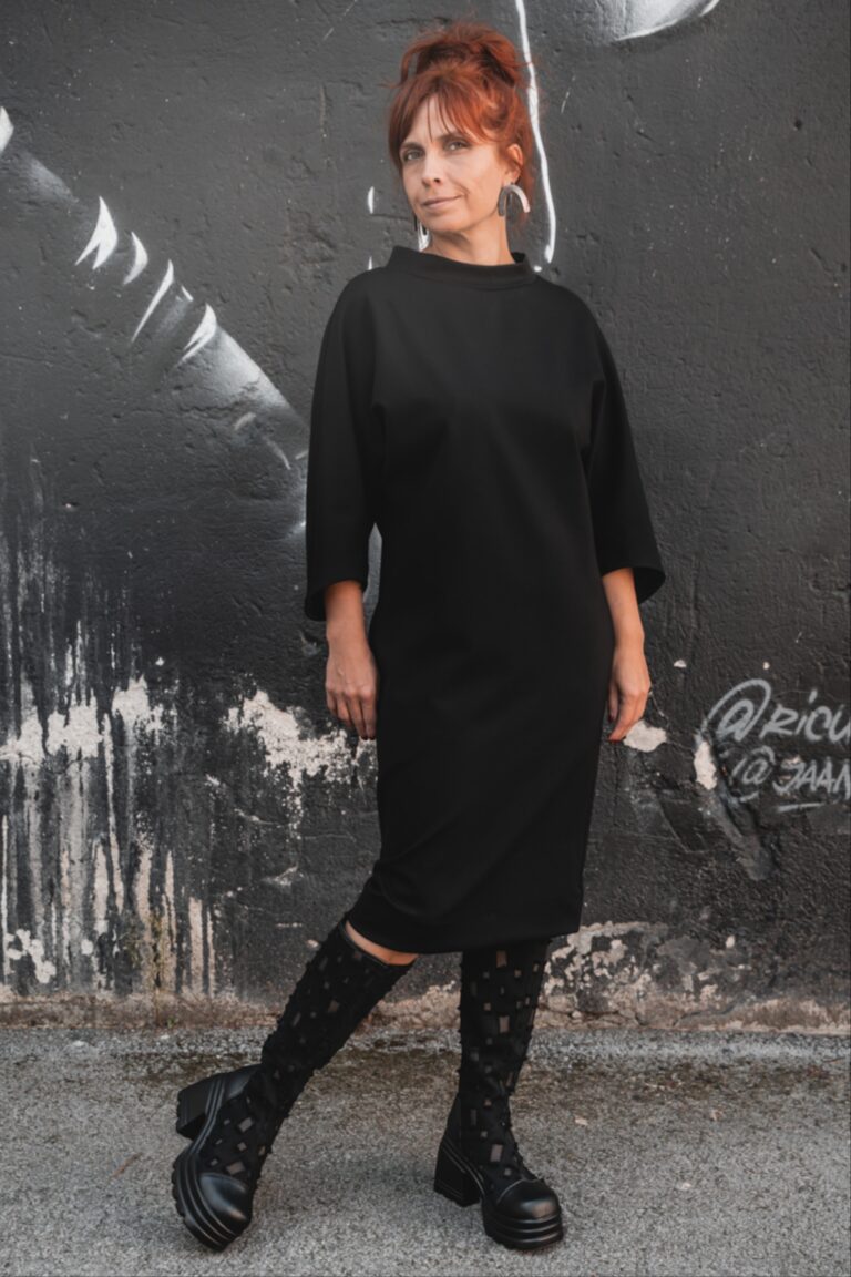 V-neck black dress Opereta