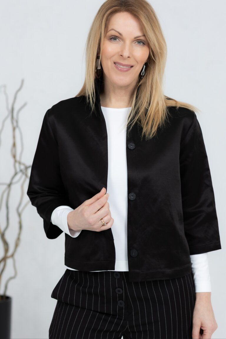 Lihtne väike must jakk Toya