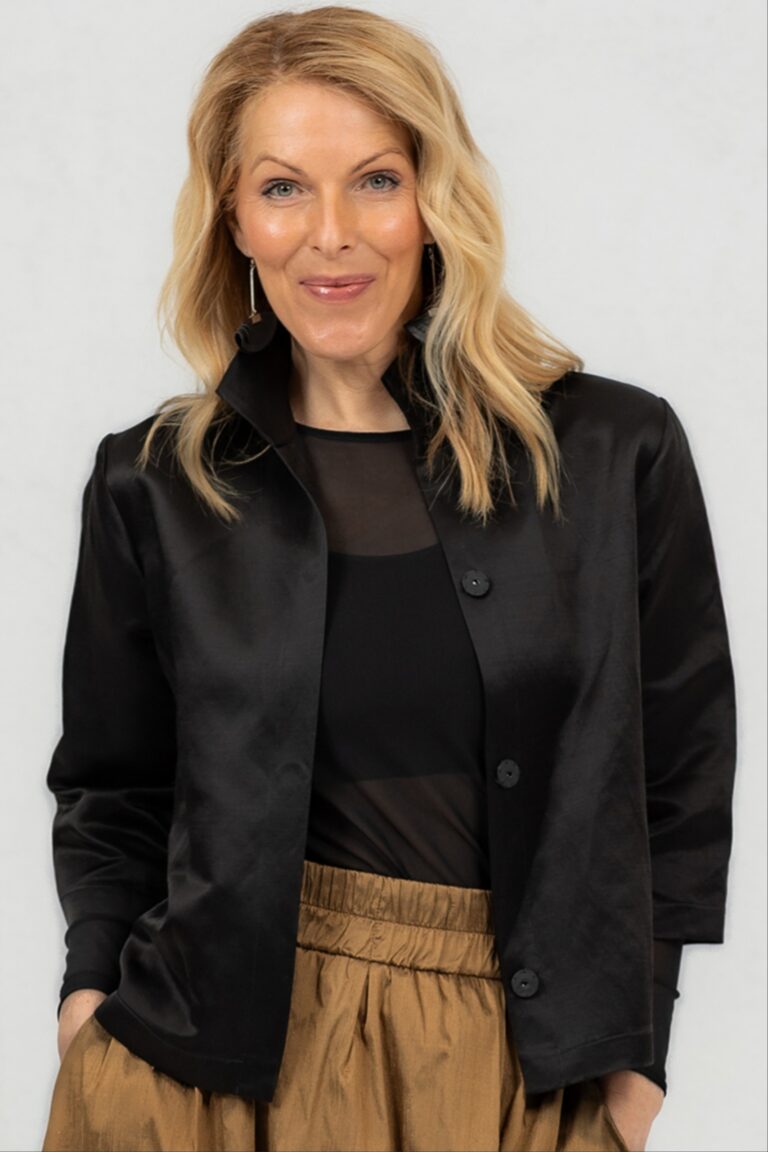 Väike must jakk Toya