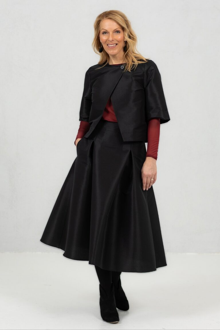 taftist laiade voltidega seelik Tsuyo ja väike must jakk Toyo