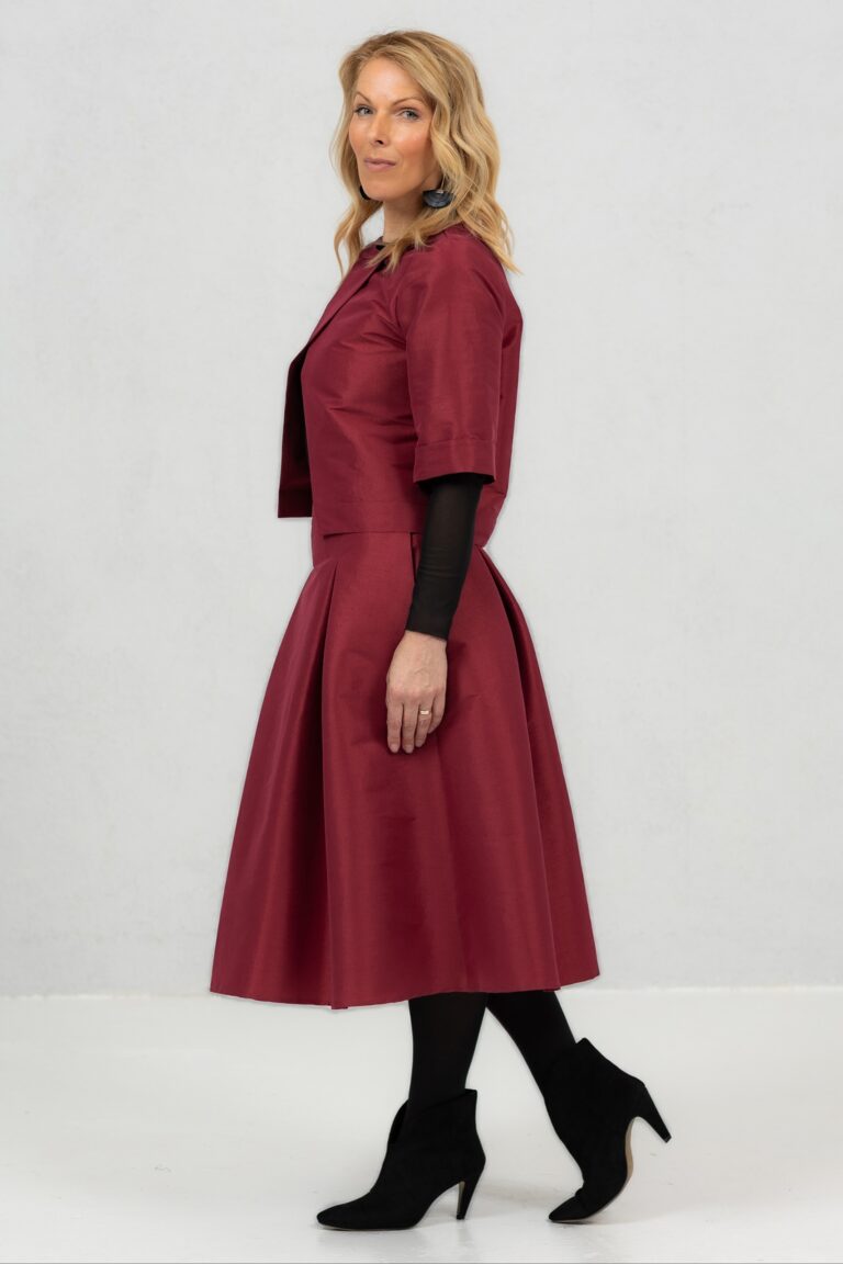 Punane taftist laiade voltidega seelik Tsuyo ja punane väike jakk Toyo