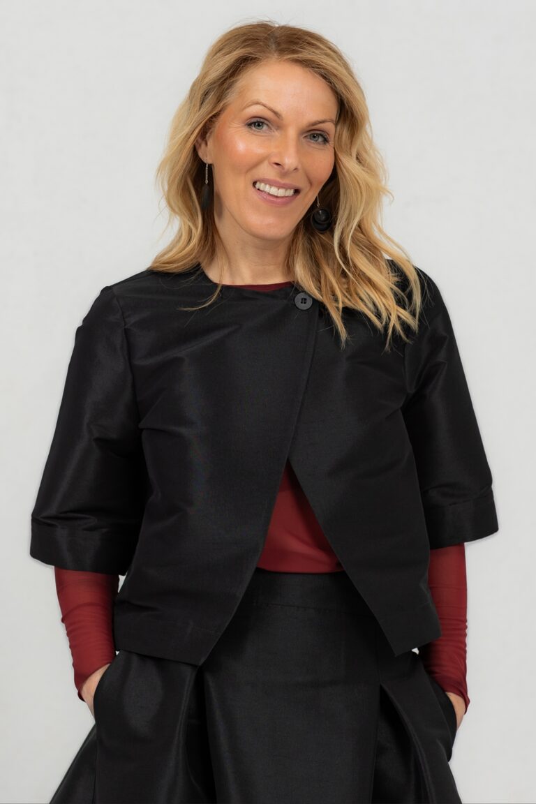 Small black taffeta jacket Toyo