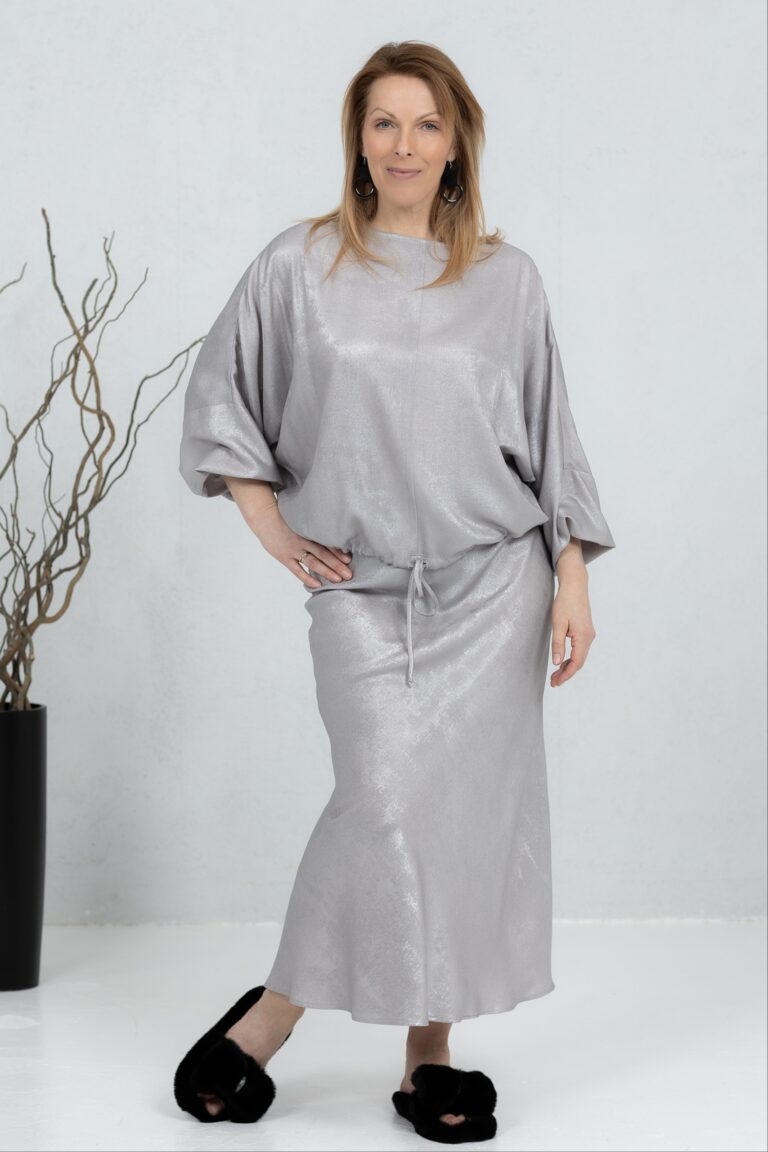 Läikiv hõbedane viskooskangast seelik Taro + pluus Matte