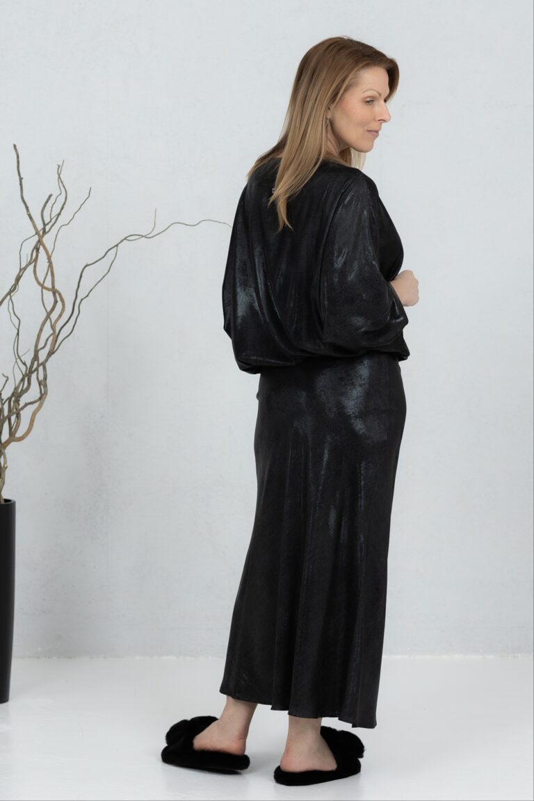 Läikiv must viskooskangast seelik Taro + pluus Matte