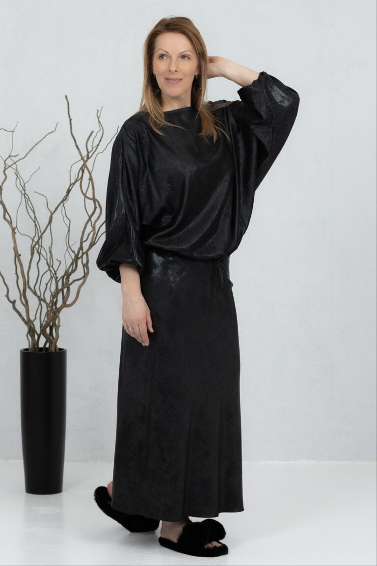 Läikiv must viskooskangast seelik Taro + pluus Matte