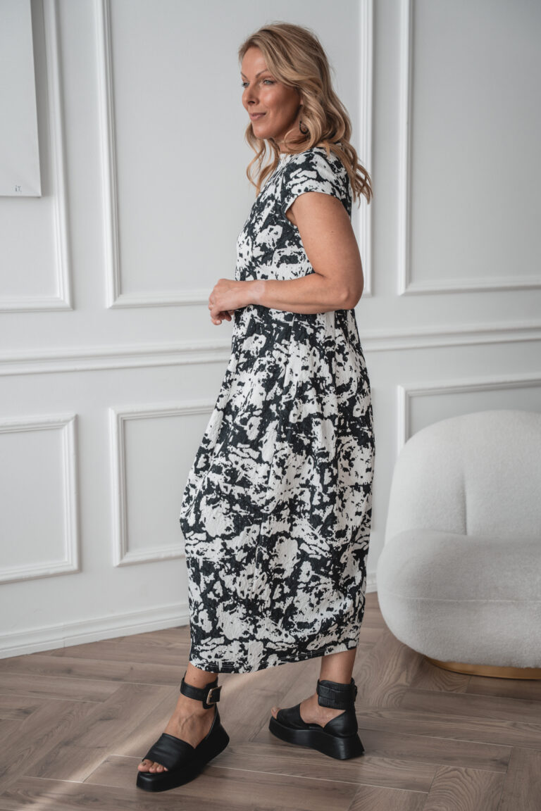 Must-valge mustriga suvine midikleit Akarui