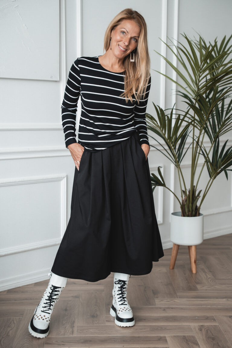 Suruki blouse with a white stripe + Maiko wide-leg pants in black