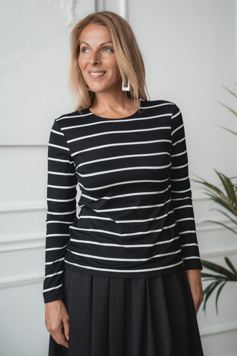 Suruki T-shirt with long sleeves and a thin white stripe