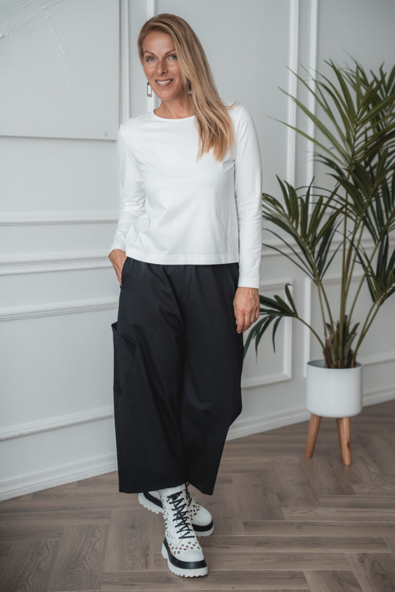 Wide-leg black pants with large pockets by Mizuki