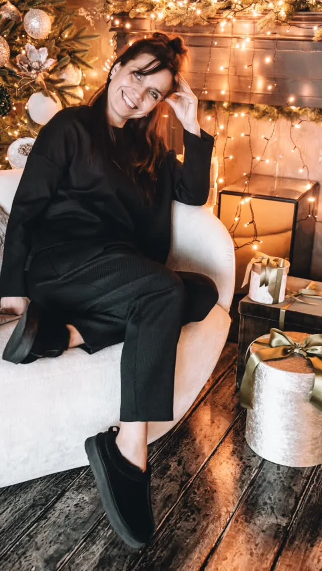 When the party is cozy, homey, and warm… but your mood calls for a touch of style — this is the look. ✨
The Daikon top and Tekido pants — comfort and elegance perfectly in sync. 🖤
Effortless, modern, and ready for every festive moment. @justmust.eu #happywithjustmust #justmustbyewi #estoniandesign #fashionintallinn #wearblack #boldandedgy #effortlesselegance #naturallyyou #christmasstyle🎄