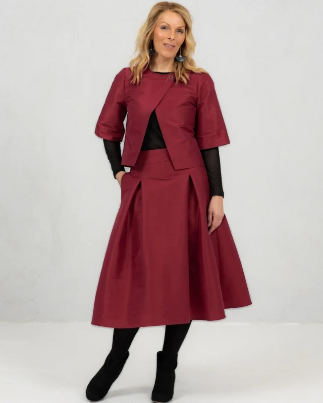 Want to truly shine at your Christmas party? ✨
Here’s the set that makes you the real 🍒 on top.
The festive, shimmering taffeta fabric turns a simple outfit into something effortlessly elegant and full of attitude.
Choose between timeless black or festive red — either way, you’ll be the star of the night. 💋
 #effortlesselegance #boldandedgy #christmasstyle🎄 #estoniandesign #happywithjustmust #justmustbyewi #fashionintallinn #wearblack