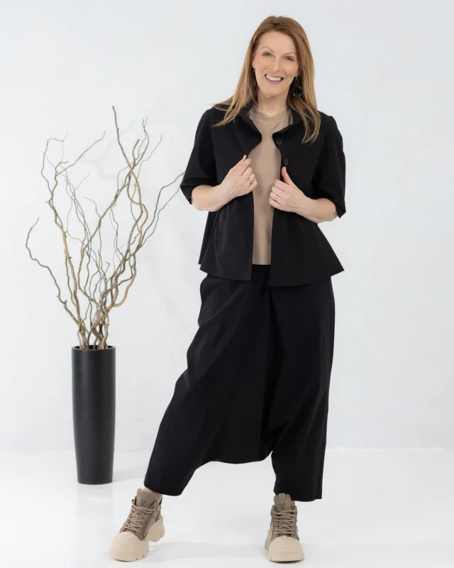 Spring is the perfect time for a little style refresh. 🖤
With our relaxed Yotaka jacket, it’s effortlessly simple. Throw it over trousers, a dress, or a skirt — whichever way you wear it, the look is easy, modern, and confident.
And right now is the perfect moment to add it to your wardrobe with a little special offer. ✨ @justmust.eu