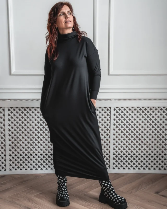 Kui lihtsus on lihtsalt sinu teema. ✨  Puhtad jooned, mugavad lõiked ja rõivad, mis ei vaja liigset mõtlemist.
Sest vahel on vähem tõesti rohkem. 🖤
Kleit Kishi https://justmust.ee/toode/kishi-midikleit-must/