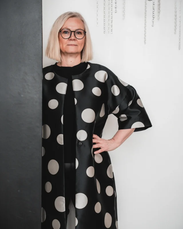 Statement piece, without even trying. 🖤  This kimono-style jacket does all the work for you – bold dots, relaxed fit and that effortless confidence in every step.  Throw it on and you’re good to go. ✨ @justmust.eu
 #naturallyyou #effortlesselegance #boldandedgy #estoniandesign #justmustbyewi #fashionintallinn