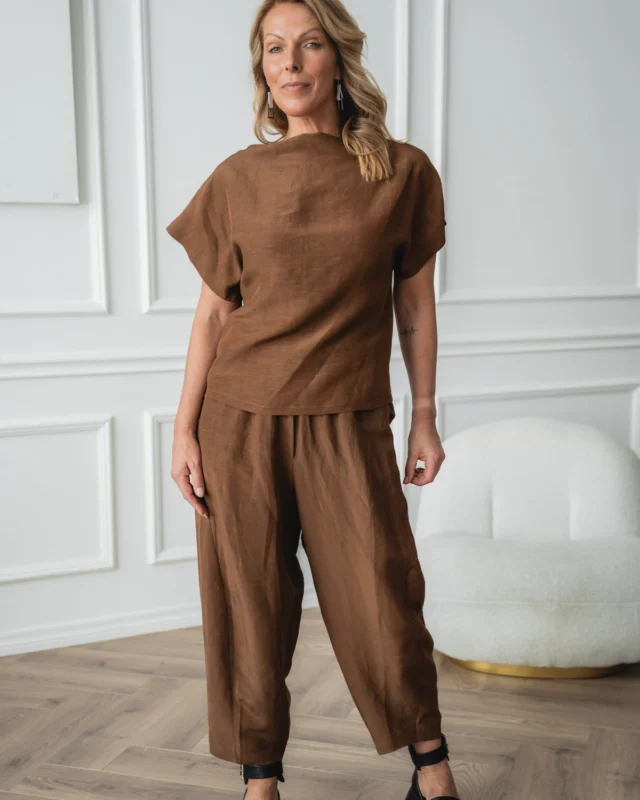 Some outfits don’t need much explaining.  Yoko blouse and Youso trousers in warm linen brown – a matching set that feels effortless and considered at the same time. Breathable linen, relaxed fit, and a colour that works from morning coffee to evening plans. @justmust.eu  Pair with sandals. Done.
 #scandistyle #naturallyyou #effortlesselegance #summerwardrobe #estoniandesign #happywithjustmust #justmustbyewi #fashionintallinn